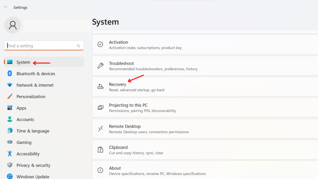 Restablecimiento de fábrica de Windows 11 abriendo Configuración de Windows y navegando a las opciones de recuperación